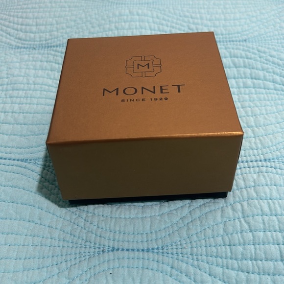 Monet gold tone heart design pin with box - Picture 8 of 9